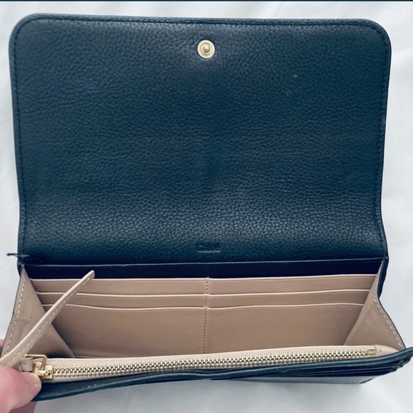 SEE BY CHLOÉ Alphabet Continental wallet, black calfskin, gold tone charms - Picture 5 of 7